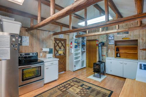 Grandpas Cabin about 30 Miles to Yellowstone! in Island Park, USA
