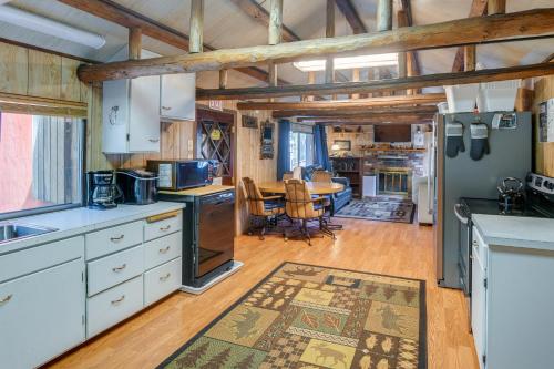 Grandpas Cabin about 30 Miles to Yellowstone! in Island Park, USA