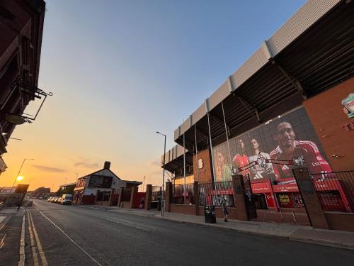 Liverpool Escape - 5 min walk to LFC Stadium, Sleeps 8, free parking, newly renovated home, Liverpool (Foto 10)