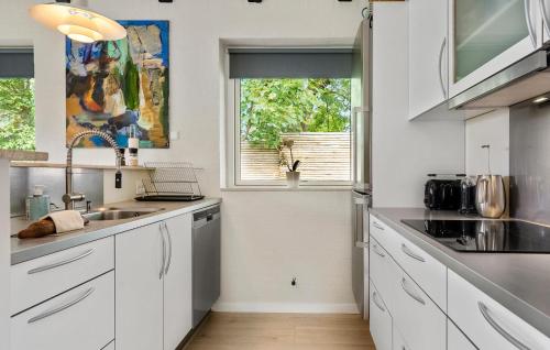 virtuve, 3 Bedroom Amazing Home In Lundby in Svinovester
