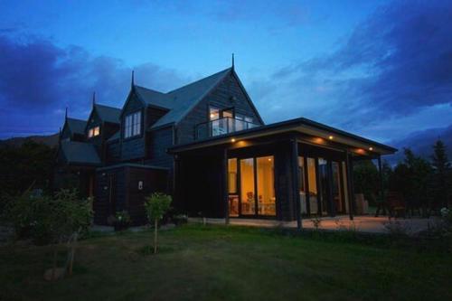 Te Awa Lodge Riverside retreat in Lake Hawea