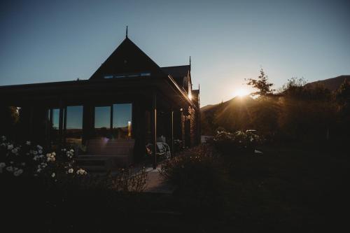 Te Awa Lodge Riverside retreat in Lake Hawea