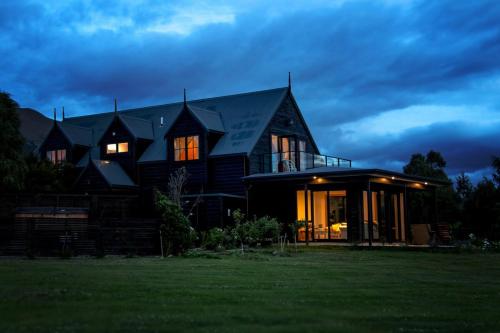 Te Awa Lodge Riverside retreat in Lake Hawea