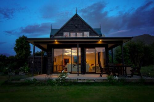 Te Awa Lodge Riverside retreat in Lake Hawea