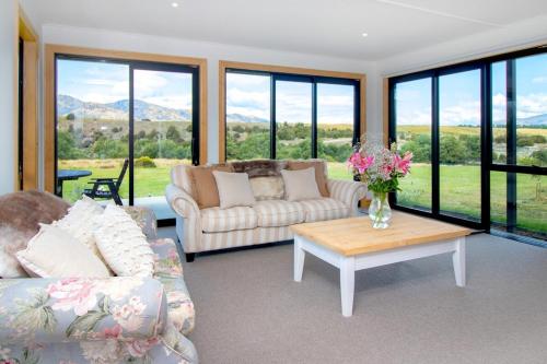 Te Awa Lodge Riverside retreat in Lake Hawea