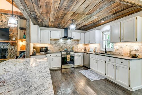 Mountain Bearadise Home with Stunning Views in แซฟไฟร์ (NC)