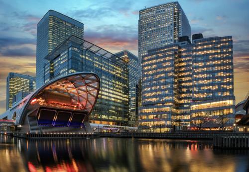 Riverside 1-Bed Flat with Balcony in Canary Wharf Autumn