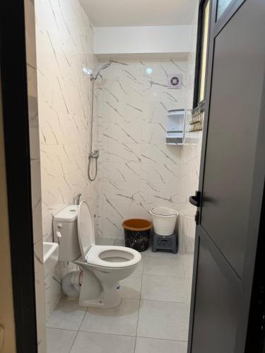 샤워실, Cozy Bright Family Apartment Near City Center in 아드라