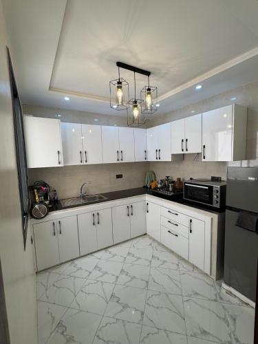 주방, Cozy Bright Family Apartment Near City Center in 아드라