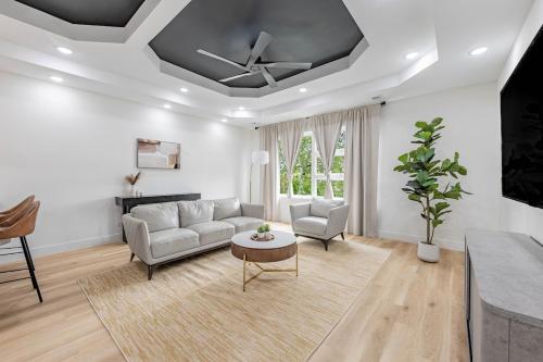 Guestroom, Spacious 3BDR Luxury Penthouse in Grand Boulevard