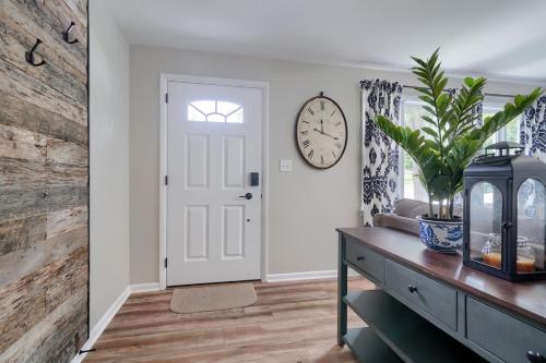 Walnut Street Retreat with Hot Tub, 3 Bedrooms in إيفراتا