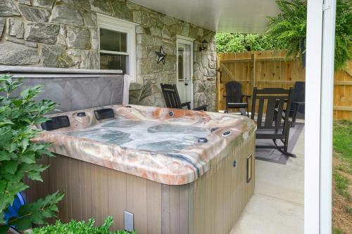 Walnut Street Retreat with Hot Tub, 3 Bedrooms in Ephrata (PA)