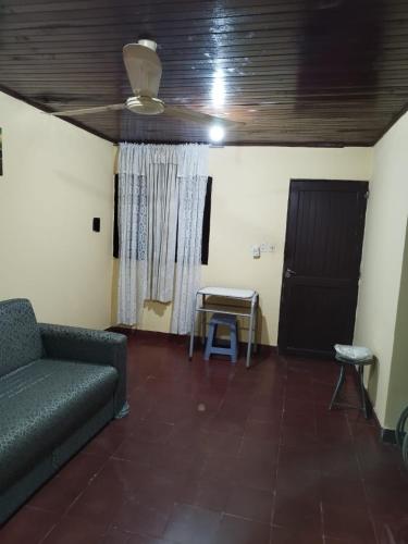 Casa familiar tranquila con patio y garage in Avia Terai