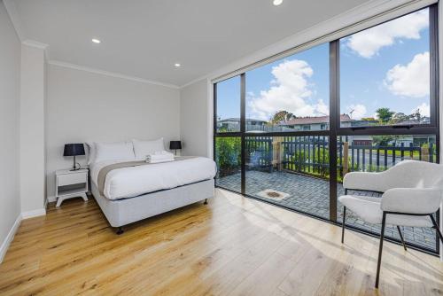 Holiday Escape Modern 4BR Home by Waiake Beach in 托貝