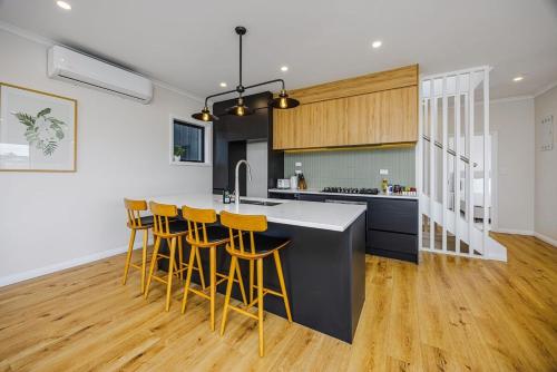 廚房, Holiday Escape Modern 4BR Home by Waiake Beach in 托貝
