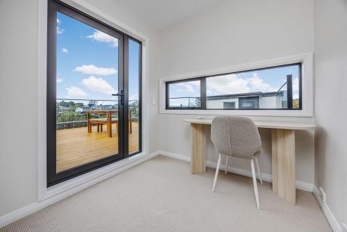 陽台/露台, Holiday Escape Modern 4BR Home by Waiake Beach in 托貝