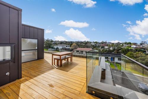 設施, Holiday Escape Modern 4BR Home by Waiake Beach in 托貝