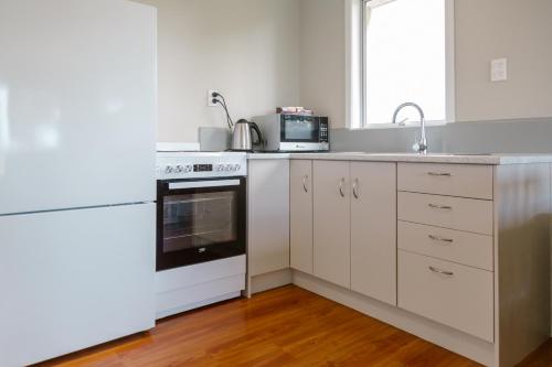 Kitchen, Comfort Inn Sunset in Thames