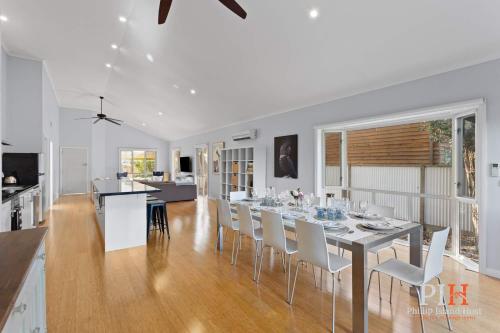 Family Home Silverleaves Sleeps 12 in ซิลเวอร์ลีฟส์