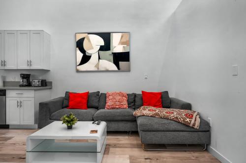 Modern 1-Bedroom Loft with Balcony and Gated Free Parking in Los Angeles, USA