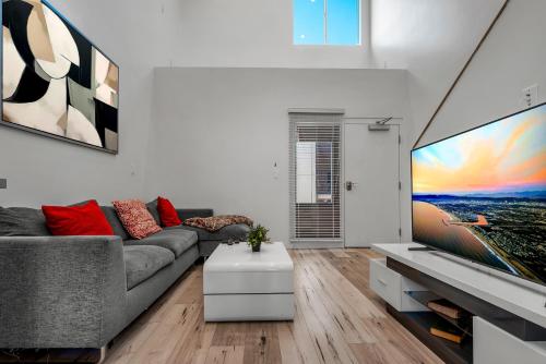 Chic Modern Loft in Hollywood 1 Bedroom with Balcony & Free Secure Parking