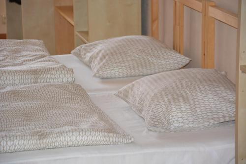 2 bedrooms, 4 beds