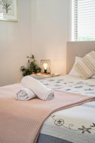 Pet friendly Gold Coast holiday home, Sleeps 7, 10min walk to 'Wet n Wild'