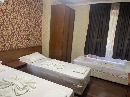 3 twin beds