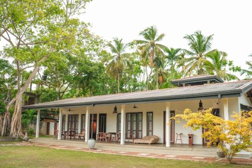 Beach Club Bungalow Induruwa - image 2