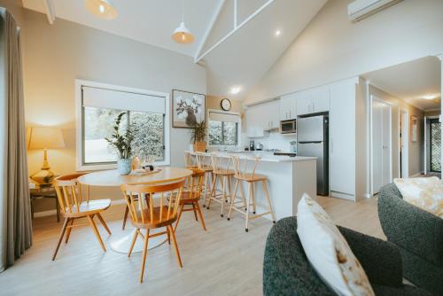 Jimmys Cabin - Kangaroos, Kookaburras, sleeps 4! in Kangaroo Valley
