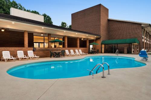Days Inn by Wyndham Lexington - image 13