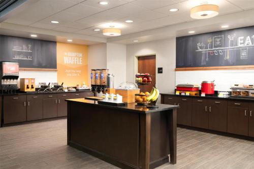 Hampton Inn Fairmont - image 14
