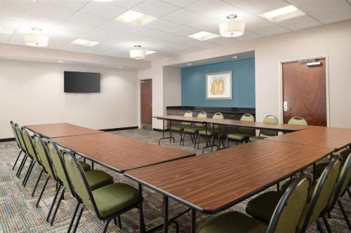 Hampton Inn Fairmont - image 13