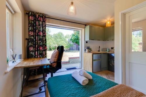 Pass the Keys Charming and Central Garden Studio Flat Free Parking