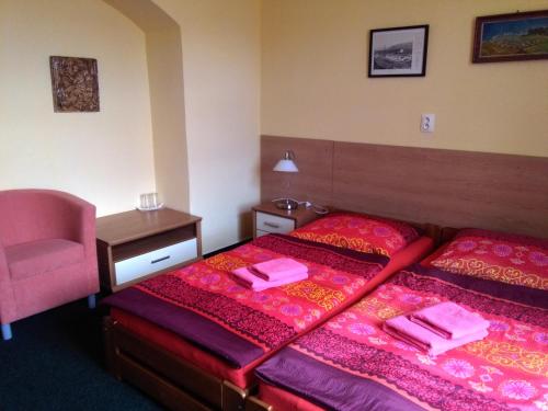 2 twin beds