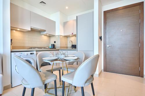 STAY BY LATINEM Luxury 1BR Holiday Home CVR A511 near Downtown, Dubai (foto 4)