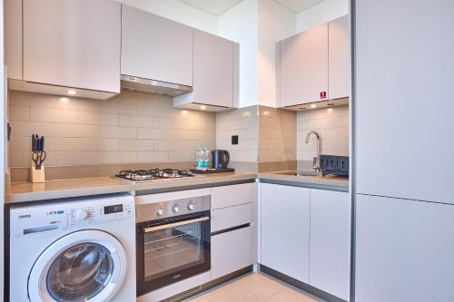 STAY BY LATINEM Luxury 1BR Holiday Home CVR A511 near Downtown, Dubai (foto 9)