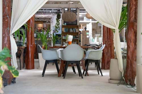 Restaurant, Seetanu Bungalows in Haad Chao Phao