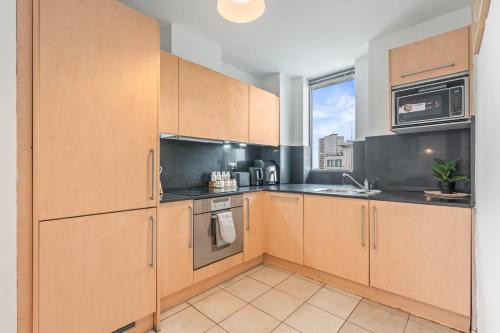 2BR Penthouse w/Balcony | Near Mailbox | Central Birmingham, Birmingham (fotografie 9)