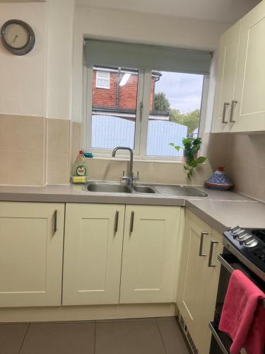 Cozinha, The RS Inn - Cozy Homestay Premium Private Rooms Near Birmingham International Train Station, Airpor in Birmingham