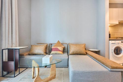 STAY BY LATINEM Luxury 1BR Holiday Home CVR B 602 near Downtown, Dubai (Foto 2)