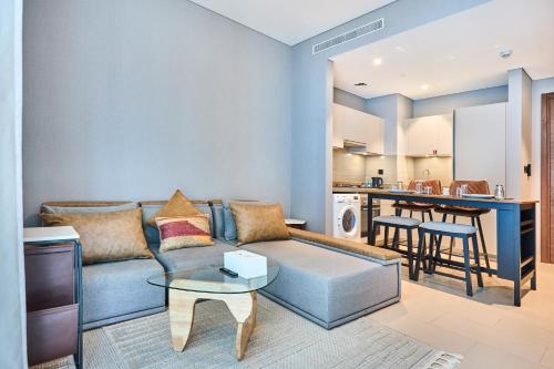 STAY BY LATINEM Luxury 1BR Holiday Home CVR B 602 near Downtown, Dubai (Foto 3)