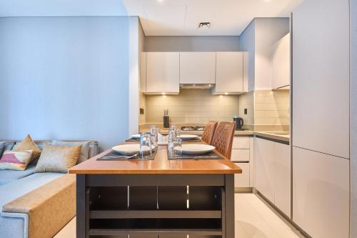 STAY BY LATINEM Luxury 1BR Holiday Home CVR B 602 near Downtown, Dubai (Foto 6)