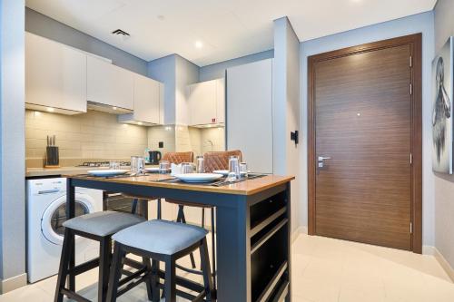 STAY BY LATINEM Luxury 1BR Holiday Home CVR B 602 near Downtown, Dubai (Foto 7)