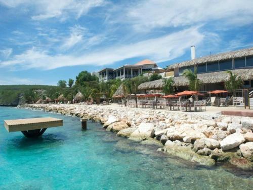 Instalaciones, Island Villa Stay with Pool in Willibrordus