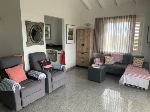 Island Villa Stay with Pool in Willibrordus