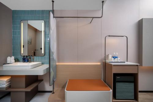 room detail thumbnail 2