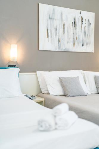 1 king bed, 1 twin bed