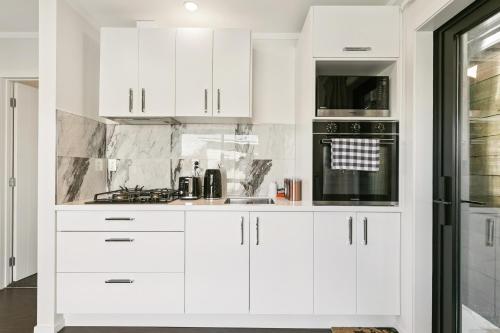 บริการและสิ่งอำนวยความสะดวก, Modern 1 Bed Smart Flat in Upper Hutt with Full Kitchen, Parking - 5 minutes to Brewtown in อัพเปอร์ ฮัท