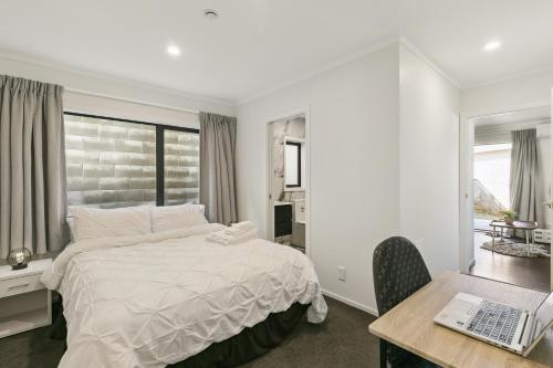 Modern 1 Bed Smart Flat in Upper Hutt with Full Kitchen, Parking - 5 minutes to Brewtown in อัพเปอร์ ฮัท
